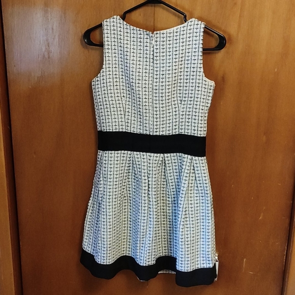 A dress, can be used as both casual and formal - Picture 2 of 3